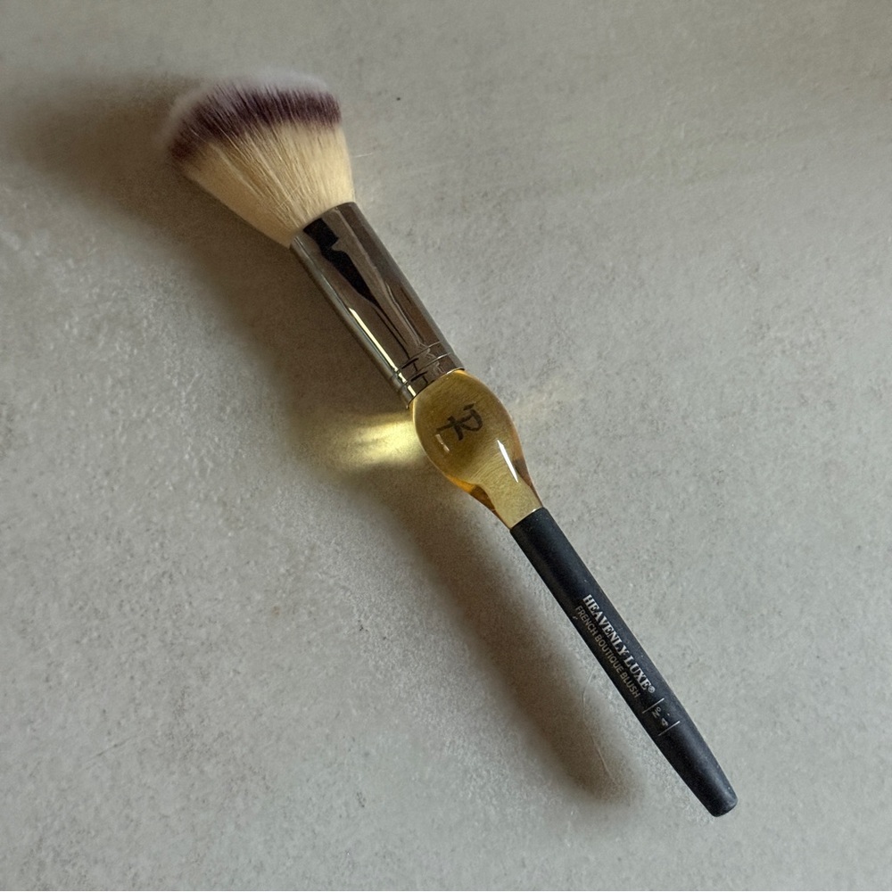 HEAVENLY LUXE Angled Foundation Brush – IT Cosmetics